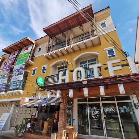 Baan Urt Suratthani Airport Hotel Surat Thani Extérieur photo