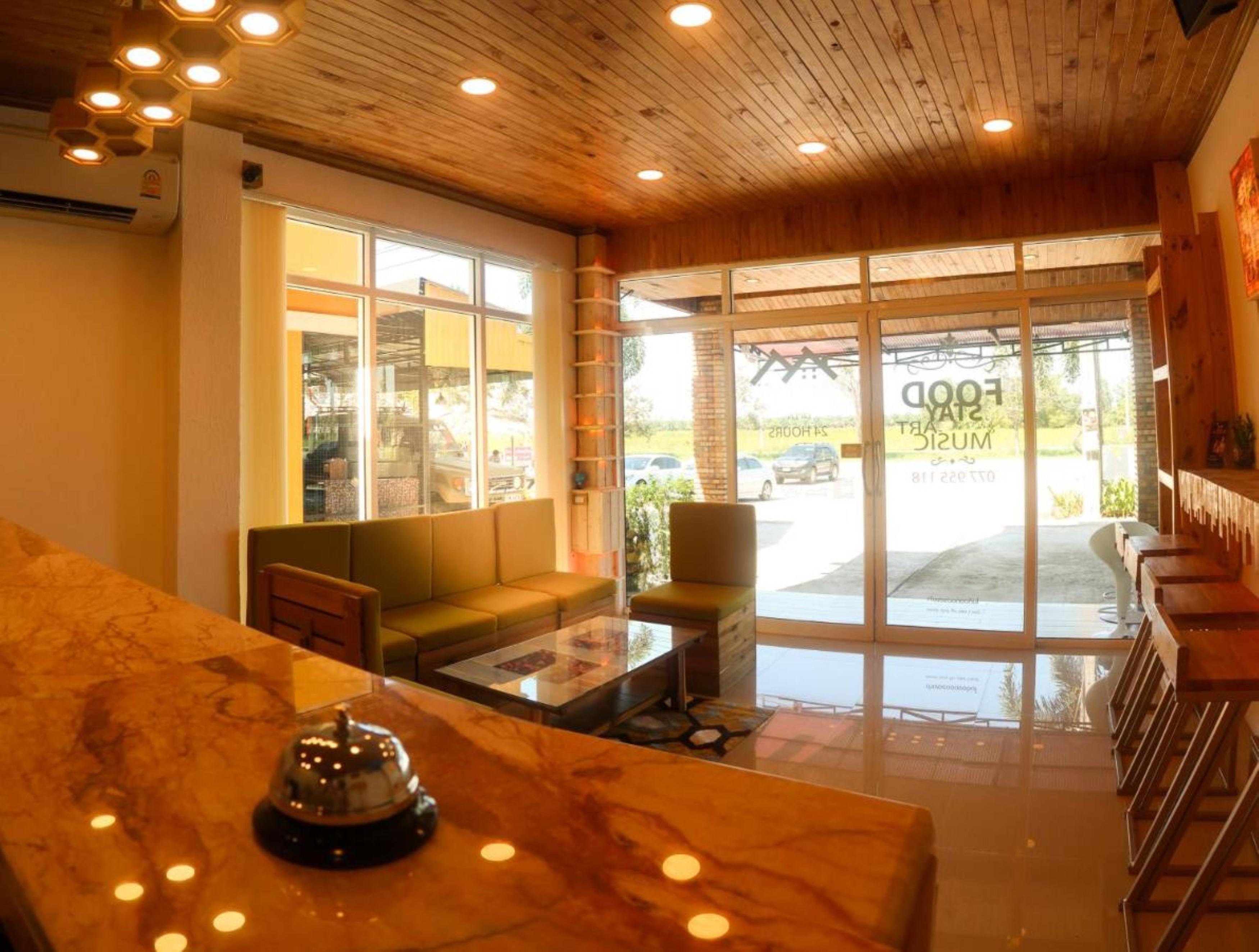 Baan Urt Suratthani Airport Hotel Surat Thani Extérieur photo