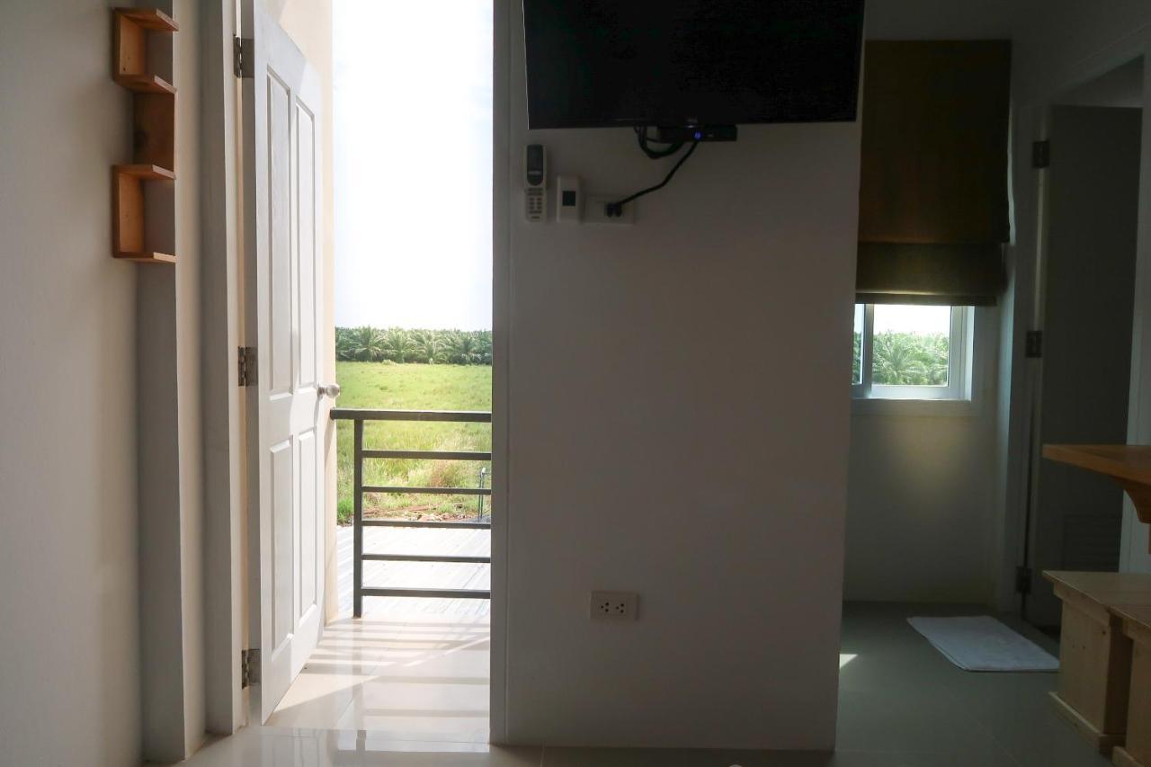 Baan Urt Suratthani Airport Hotel Surat Thani Extérieur photo